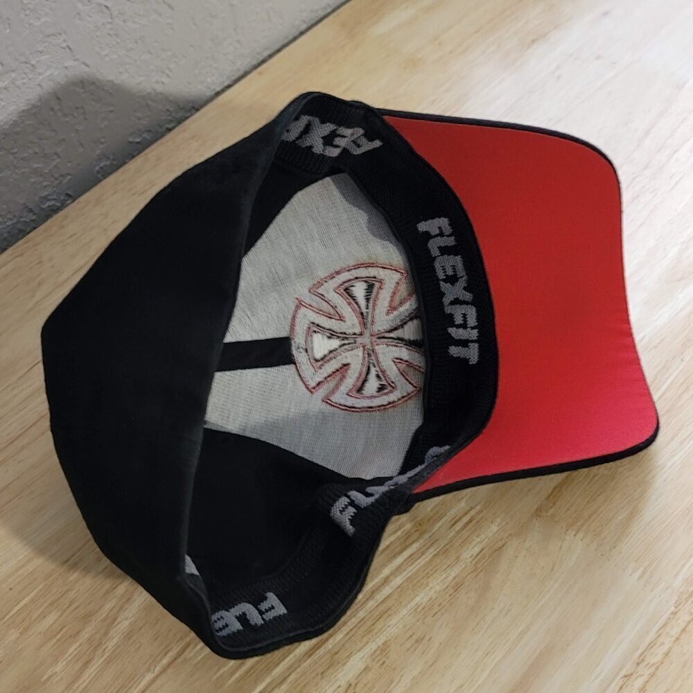 Vintage Independent Trucks Skateboards Black Red Cross Flexfit Fitted Hat Cap XS - Picture 2 of 6